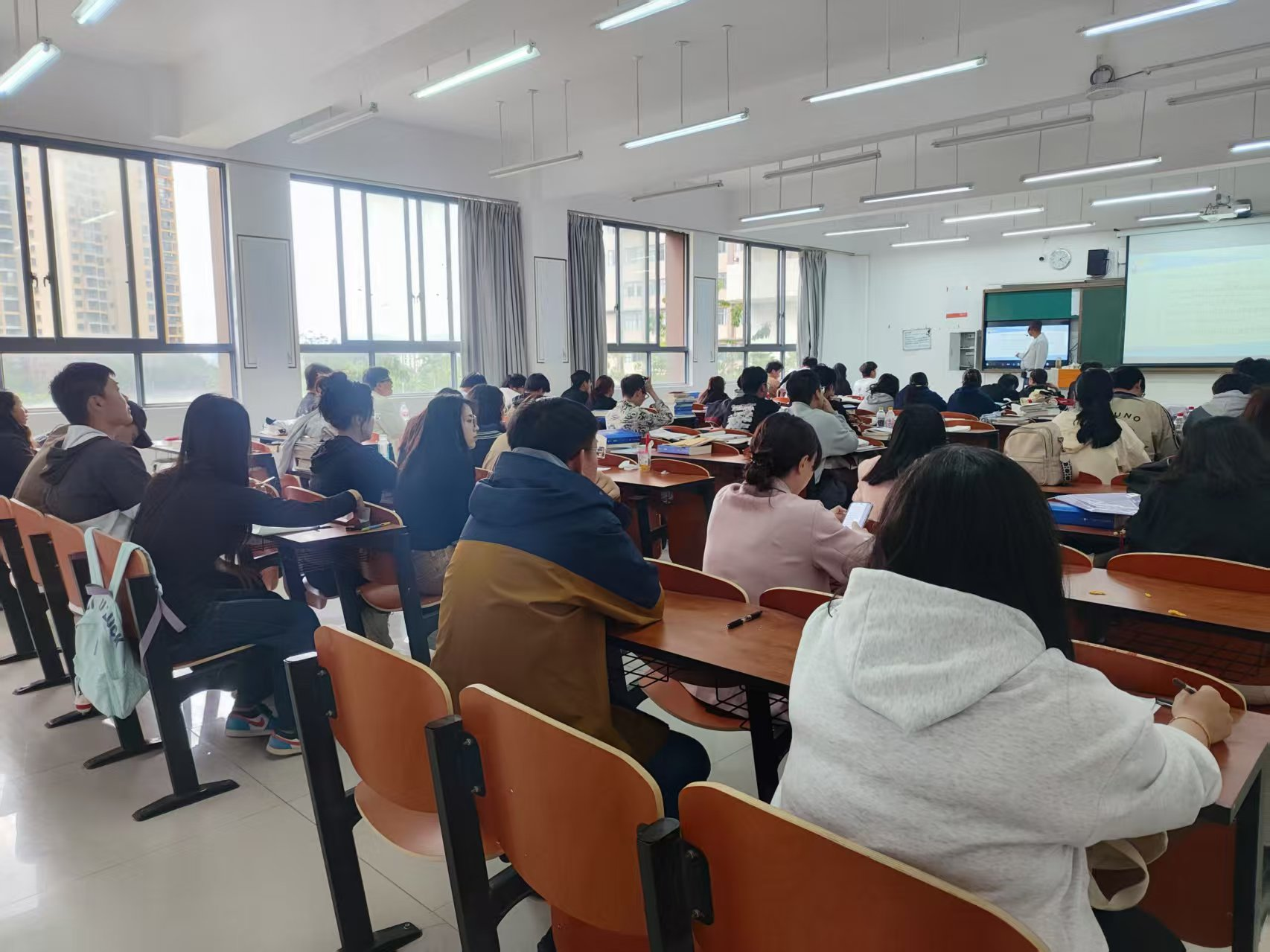 党建铸魂守初心 数学课堂践使命 ——公共基础教学部党支部开展4月主题党日公开课活动